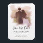 Rosa Einfache Elegante Moderne Schrift Foto Wasser Magnet<br><div class="desc">"Pink Simple Elegant Modern Script Watercolor Foto Save the Date." Elegant und unterstrichen, dieses Foto Save the Date Magnet zeigt Ihre Verlobung Foto unter einer weichen rosa Aquarellwäsche, die einen romantischen gefilterten Effekt. Ein schönes und nützliches Geschenk für Familie und Freunde. Kunst von international lizenzierter Künstlerin und Designerin, Audrey Jeanne...</div>