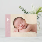Rosa Einfache Monogramm Mädchen Foto Geburt Ankündigung (Stehend Vorderseite)