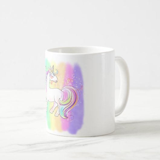 Rosa Einhorn auf dem T - Shirt mit Regenbogenunter Kaffeetasse (VorderseiteRechts)