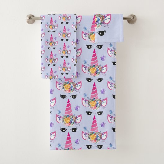 Rosa Einhorn mit Blumenkronen und Schmetterlingen Badhandtuch Set (Insitu)