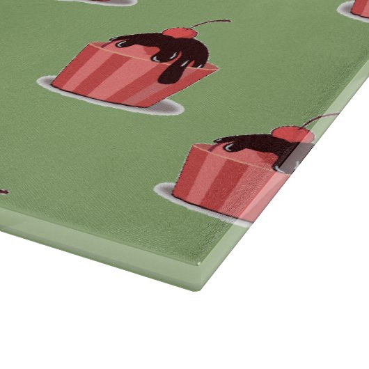 Rosa Eisbecher auf grün Schneidebrett (Ecke)