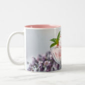Rosa Eiscreme mit Lilac-Blume und grüner Minze Zweifarbige Tasse (Links)