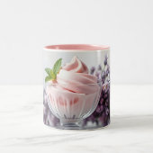Rosa Eiscreme mit Lilac-Blume und grüner Minze Zweifarbige Tasse (Mittel)