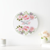 Rosa Elegant Blumenreath Monogram Wedding 25. Große Wanduhr (Zuhause)