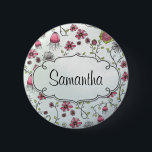 Rosa elegante Blumen mit Rahmen für Namen Button<br><div class="desc">Schönes, wunderliches Muster mit rosa Blumen auf dem Winden und dem Wirbeln hält mit hellgrünem Blätter auf einem hellblauen Hintergrund auf. Der Rahmen ist der perfekte Platz, zum dieses Produktes mit Ihnen zu personifizieren Name oder eine kurze Mitteilung. Bearbeitet großes als Namensschild! Klicken fertigt für mehr Wahlen wie Textfarbe und...</div>