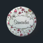 Rosa elegante Blumen mit Rahmen für Namen Button<br><div class="desc">Schönes, wunderliches Muster mit rosa Blumen auf dem Winden und dem Wirbeln hält mit hellgrünem Blätter auf einem hellblauen Hintergrund auf. Der Rahmen ist der perfekte Platz, zum dieses Produktes mit Ihnen zu personifizieren Name oder eine kurze Mitteilung. Bearbeitet großes als Namensschild! Klicken fertigt für mehr Wahlen wie Textfarbe und...</div>