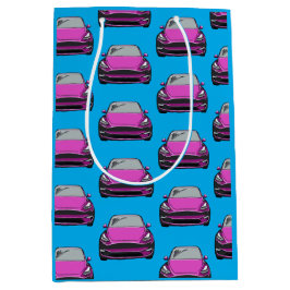 Rosa Elektrofahrzeug SUV Auto blau Hintergrund Mittlere Geschenktüte