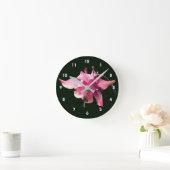 Rosa Elfenblume Runde Wanduhr (Zuhause)