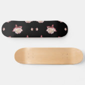 Rosa emaillierte Rose in Schwarz Skateboard (Horizontal)