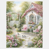 Rosa englische Cottage-Gartenszene | Fleecedecke (Vorderseite)