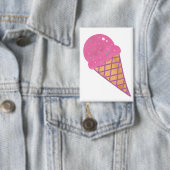 Rosa Erdbeer-Eis-Waffelhörnchen Button (Insitu)