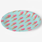 Rosa Erdbeere Eis Crememuster, blau Pappteller (Schrägansicht)