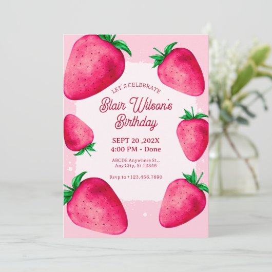 Rosa Erdbeere zum Geburtstag Einladung (Stehend Vorderseite)