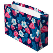Rosa Erdbeeren auf blau Große Geschenktüte (Rückseite Schrägansicht)