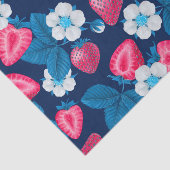 Rosa Erdbeeren auf blau Seidenpapier (Ausschnitt)