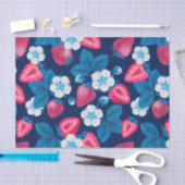 Rosa Erdbeeren auf blau Seidenpapier (Handwerk)