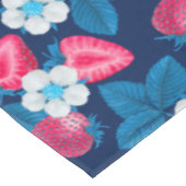 Rosa Erdbeeren auf blau Tischdecke (Schrägansicht)
