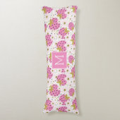 Rosa Erdbeeren Custom Monogram Seitenschläferkissen (Vorderseite Vertikal)