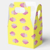 Rosa Erdbeerkuchen auf gelb Geschenkschachtel (Geöffnet)