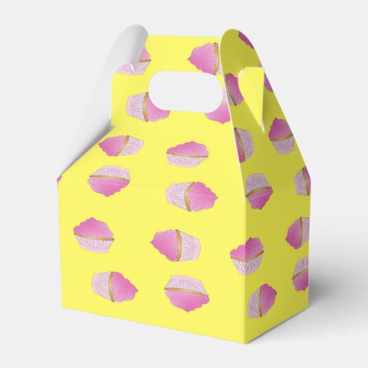 Rosa Erdbeerkuchen auf gelb Geschenkschachtel (Vorderseite)