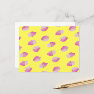 Rosa Erdbeerkuchen auf gelb Postkarte