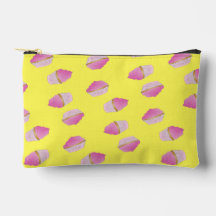 Rosa Erdbeerkuchen auf gelb