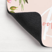 Rosa errötendes Blumen-Rosen-Script-Monogramm Mousepad (Ecke)
