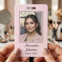 Rosa Errötungs-Porträt-Mitarbeiter-Make-up-Abzeich