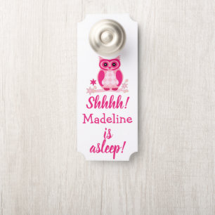 Rosa Eule mit dem Namen des Kindes Shhh! Baby schl Türanhänger