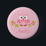Rosa Eulen-personalisierter Knopf (niedlich) Button<br><div class="desc">Niedliche Eule auf Niederlassung mit rosa Polkapunkthintergrund. Kann mit Ihrem Namen personalisiert sein.</div>