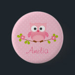 Rosa Eulen-personalisierter Knopf (niedlich) Button<br><div class="desc">Niedliche Eule auf Niederlassung mit rosa Polkapunkthintergrund. Kann mit Ihrem Namen personalisiert sein.</div>