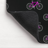 rosa Fahrrad auf schwarz Mousepad (Ecke)