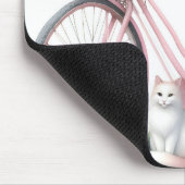 Rosa Fahrrad und weiße Katze Mousepad (Ecke)