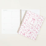 Rosa Farbbandmuster personalisiert Planer<br><div class="desc">Bleibe im Stil mit Blush Pink Coquette Ribbon Muster Personalisiert Planner organisiert! Mit seinem reizvollen Banddesign und dem anpassbaren Text ist dieser elegante Planer der ideale Begleiter,  um Ihrem Planungalltag eine Touch von Weiblichkeit und Eleganz hinzuzufügen.</div>