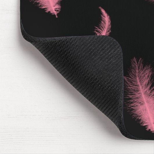 Rosa Federn auf schwarz Mousepad (Ecke)