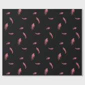 Rosa Federn auf schwarzem Umschlagpapier Geschenkpapier (Flach)