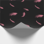 Rosa Federn auf schwarzem Umschlagpapier Geschenkpapier (Ecke)