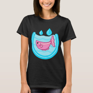 Rosa Fisch in blauem Wasser mit Tröpfchen T-Shirt