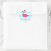 Rosa Flamingo auf Aquamarinen Streifen Runder Aufkleber (Tasche)