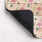 Rosa Flamingo auf Holzmuster Mousepad (Ecke)