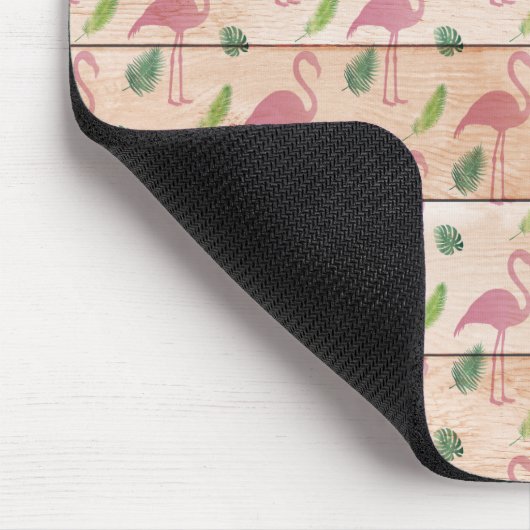 Rosa Flamingo auf Holzmuster Mousepad (Ecke)