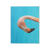 Rosa Flamingo-Gesicht gegen blaues Wasser auf eine Notizblock (Rotiert)