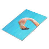 Rosa Flamingo-Gesicht gegen blaues Wasser auf eine Notizblock (angewinkelt)