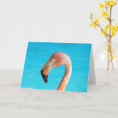 Rosa Flamingo-Gesicht gegen blaues Wasser auf Karte (Gelbe Blume)