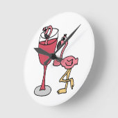 Rosa Flamingo im Blush Weinglas Runde Wanduhr (Winkel)