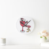 Rosa Flamingo im Blush Weinglas Runde Wanduhr (Zuhause)