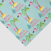 Rosa Flamingo in einer Weihnachtsmannmütze von Pal Seidenpapier (Ausschnitt)