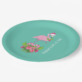 Rosa Flamingo in Weihnachtsmannmütze mit Candy Can Pappteller (Schrägansicht)