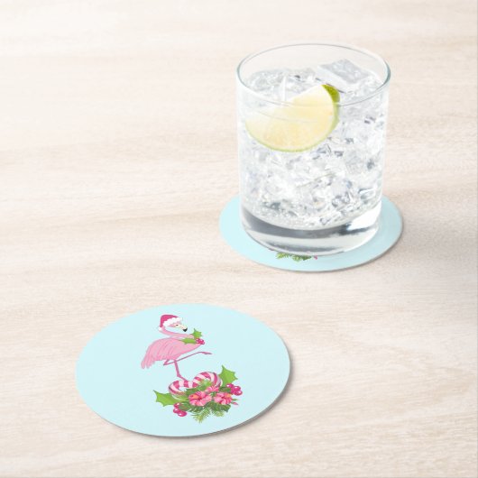 Rosa Flamingo in Weihnachtsmannmütze mit Candy Can Runder Pappuntersetzer (Vor Ort)