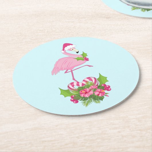 Rosa Flamingo in Weihnachtsmannmütze mit Candy Can Runder Pappuntersetzer (Angewinkelt)